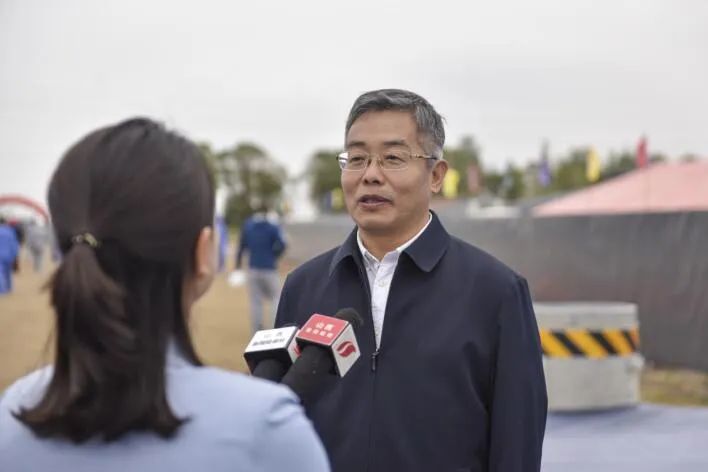 中北大学电气与控制工程学院院长马铁华介绍项目情况 第一期试验线