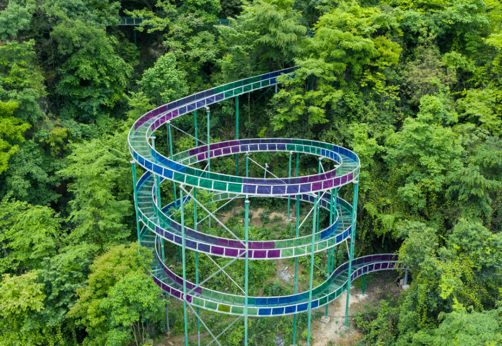 图丨贵州开阳南江大峡谷景区丛林探险,通过悬空桥梁,网道,步道,木桶