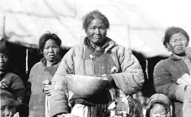 古代发生饥荒,为什么百姓再饿也只吃草皮,不抓河里的鱼吃?