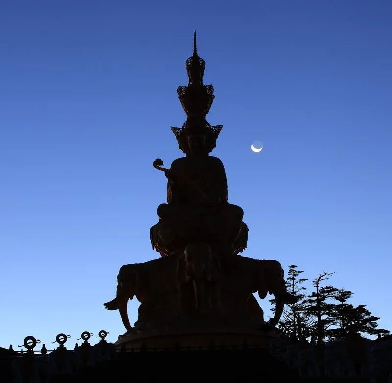 烟云中时隐时现更添几分诗意和禅意洗象池洗象池号称峨眉山的最佳赏月