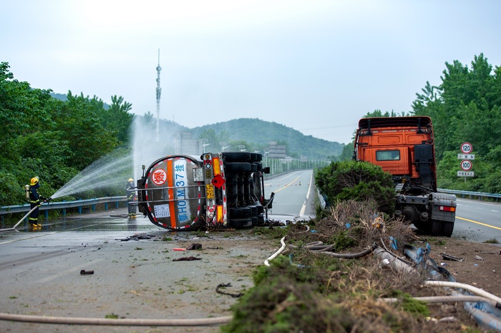险险险!湖北襄阳槽罐车失控侧翻 罐体随时面临爆炸