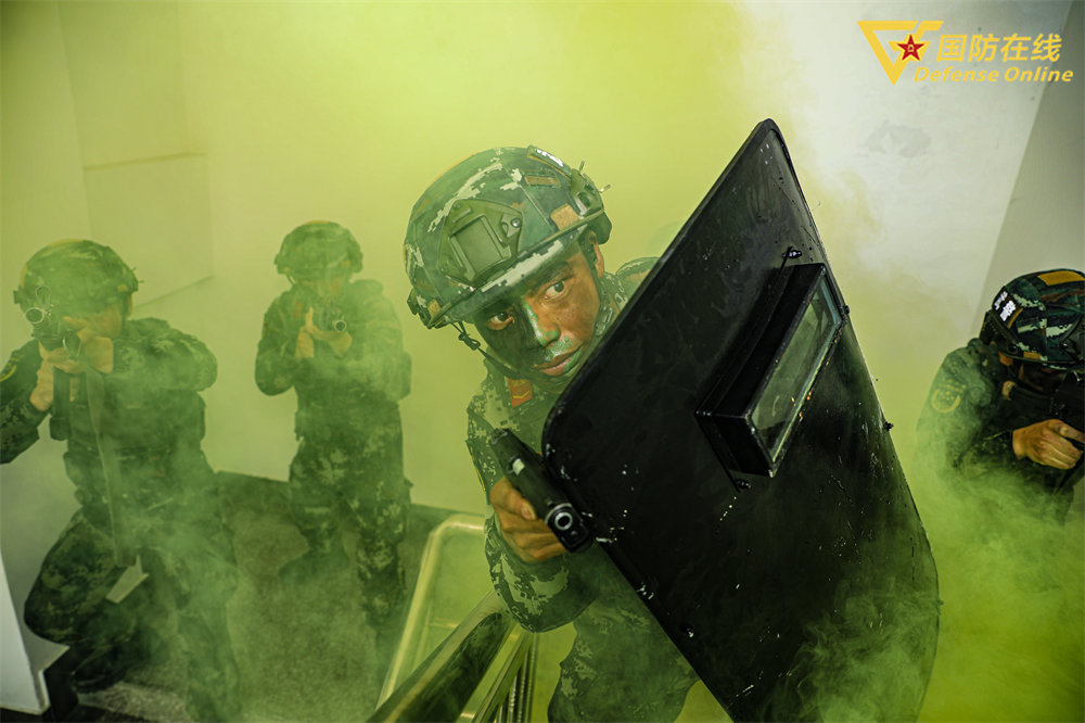 雷霆突击!武警官兵山地反恐演练震撼来袭