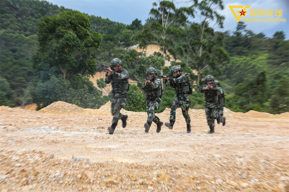 雷霆突击!武警官兵山地反恐演练震撼来袭