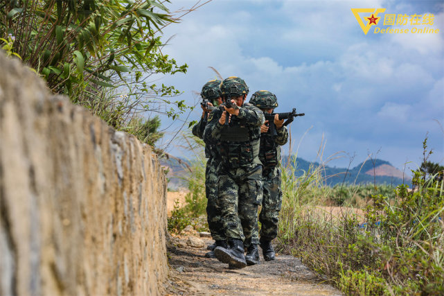 武警官兵山地反恐演练震撼来袭_腾讯新闻