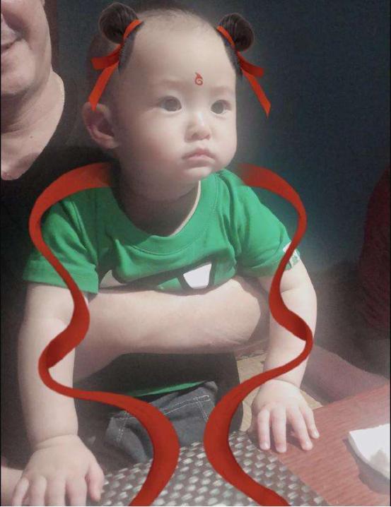 额间印记,两个小揪揪和一条婀娜多姿的混天绫,活脱脱的就是一个小哪吒