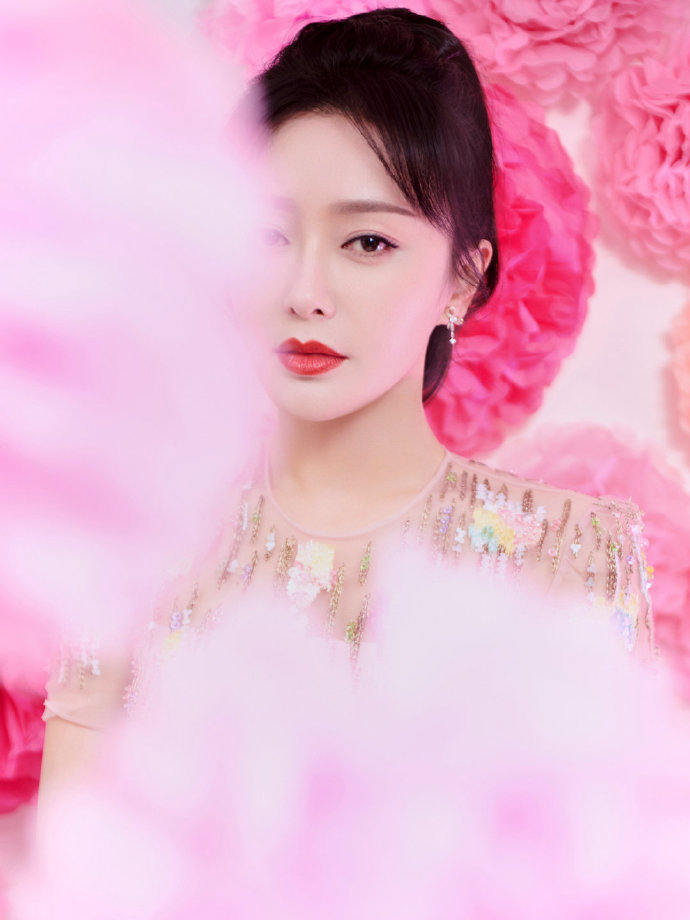 秦岚粉色过膝长裙尽显优雅温柔气质