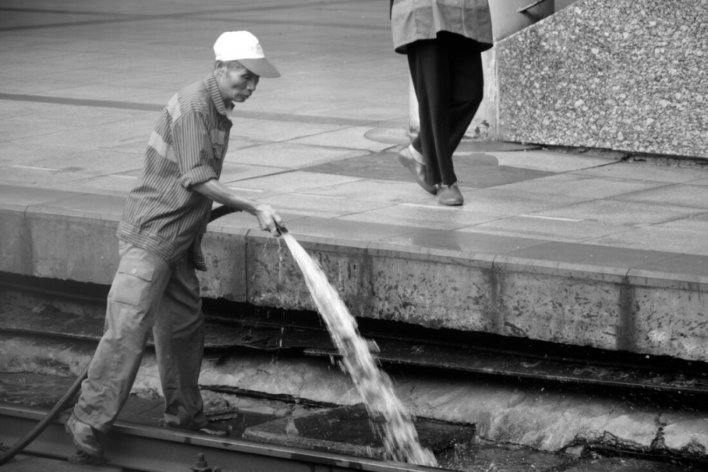 1953年河南清洁工遭人嘲笑领导看报纸意外发现他竟是特等功臣