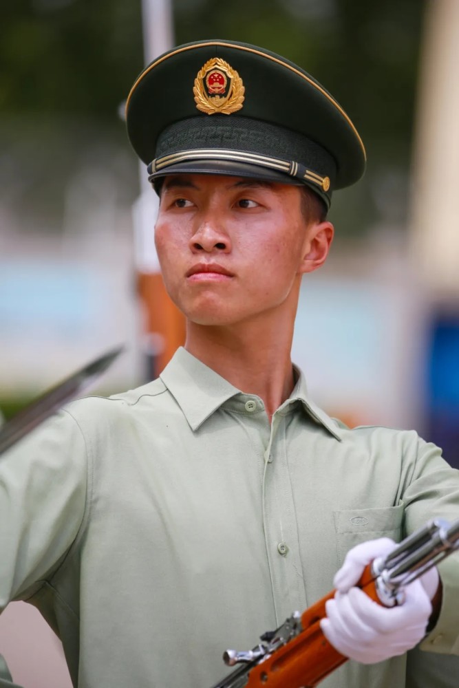 从倒数逆袭成班长这位00后仪仗兵真帅