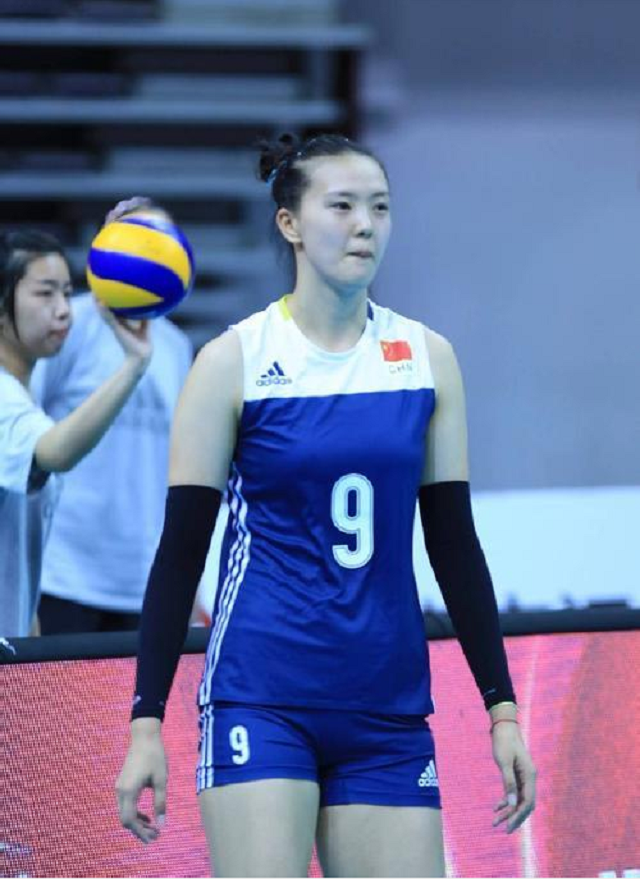 身为女排队员之一的张常宁在比赛中赛出自我,赛出了中国队不怕苦不怕
