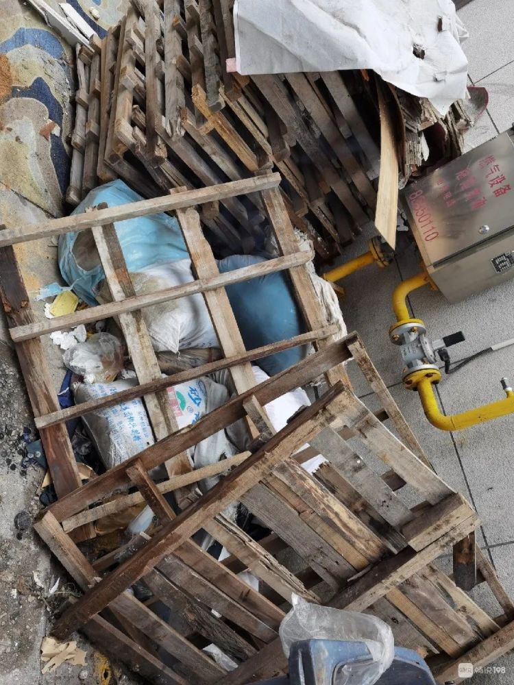 不文明曝光台嵊州这公司门口垃圾杂物堆满都没人处理