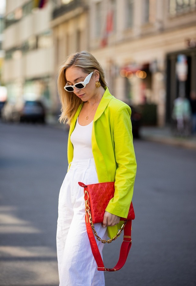 撞色搭配个性又时髦,年轻女孩想要造型出彩,不妨试一试吧