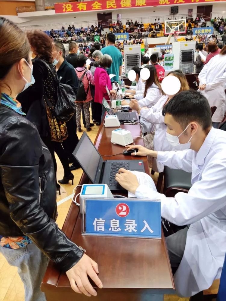 今天大竹打疫苗的人真多,你排队了吗?