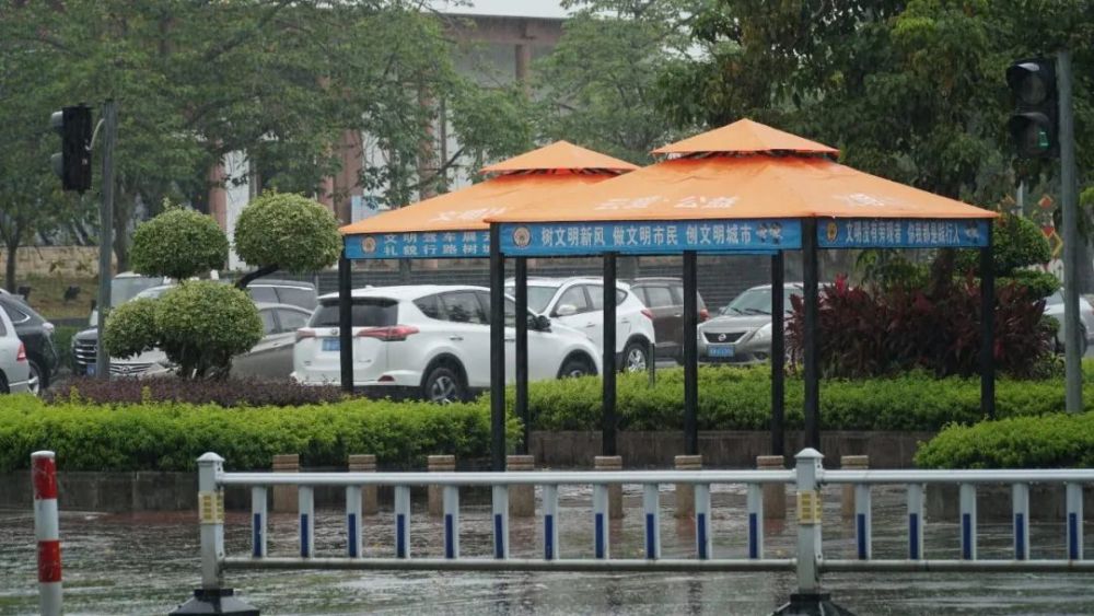 金凯莱路口等地增设了遮阳棚后,广大市民在等候过马路的时间里避免了