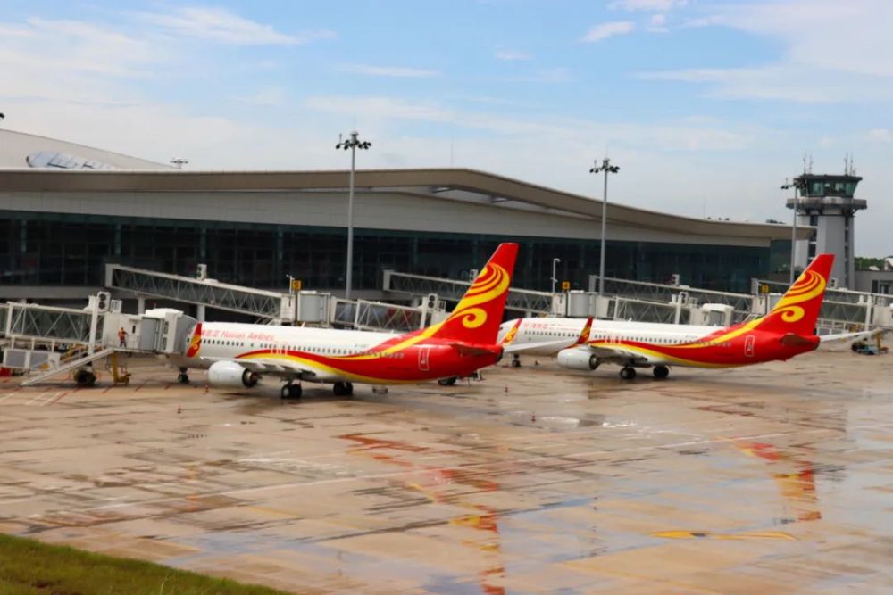 广西最接地气的机场可近距离观看飞机起飞降落爬上小山坡还可看到机长