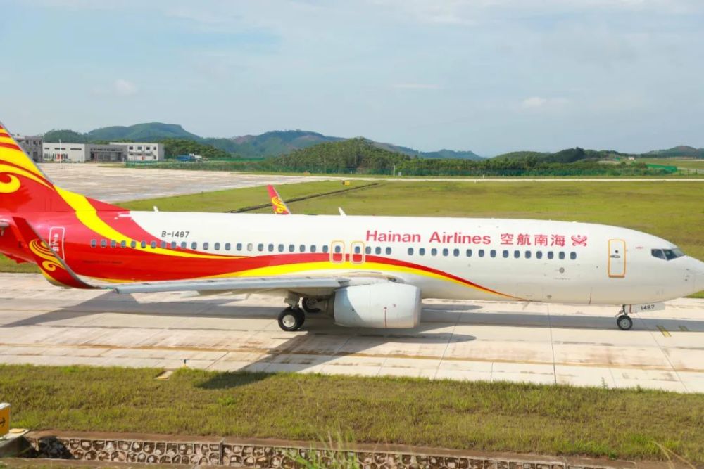 广西最接地气的机场可近距离观看飞机起飞降落爬上小山坡还可看到机长