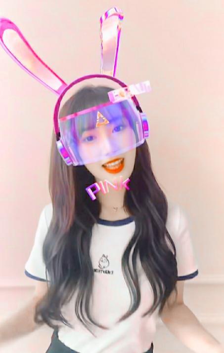 网红"林晚晚"为涨粉摘下口罩,看到真实颜值:黑粉哭成路人