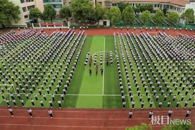 5月25日,武漢工程科技學院國旗護衛隊與江夏區實驗小學國旗班聯合舉行