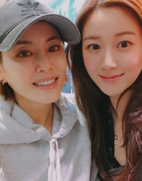 星二代出身的李多寅是「崔尚宫」甄美里二女外,其继父李洪宪曾于2014