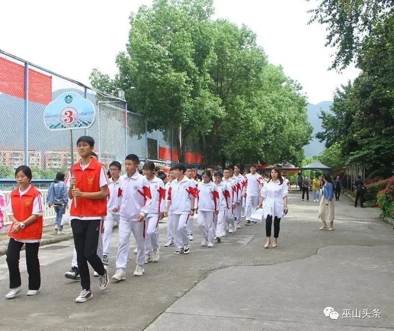 5月24日,巫山二中(初中部)100余名学生在老师的带领下来到职教中心