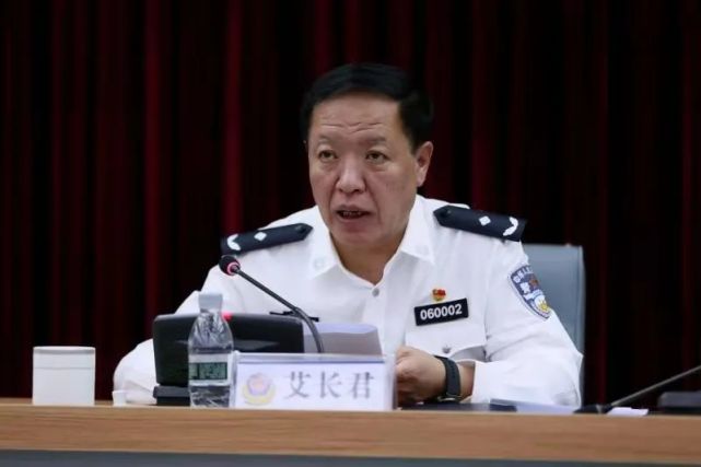 市局党委委员,政治部主任刘国富主持会议.市委党史学习教育第七