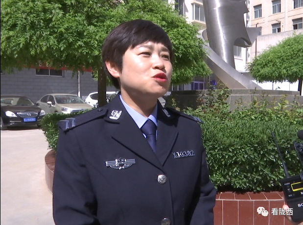 最美政法人杜琨群众贴心的户籍民警