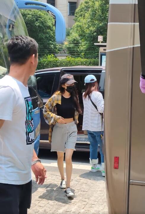 杨幂拍戏穿露脐装上瘾现场穿着暴露马蜂腰挂不住五分裤