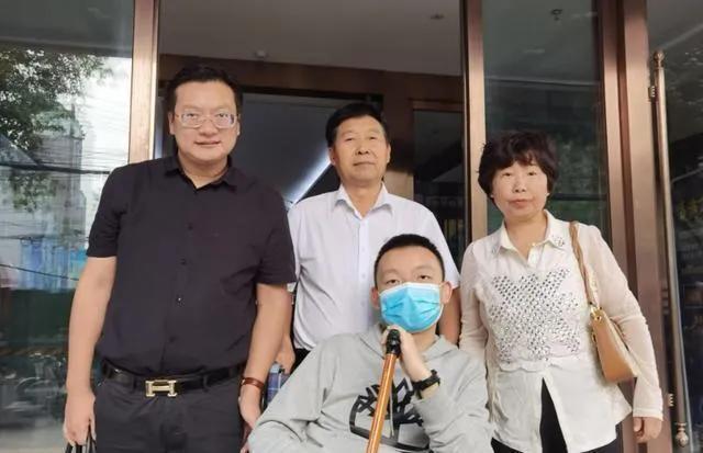 郭威舅舅出面辟谣我每个月给姚策发10000元工资怎会问他借钱