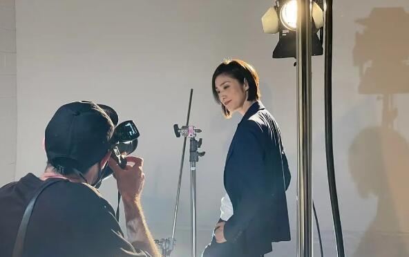 54岁天海佑希穿正装又飒又美皮肤光滑无年龄感状态胜工藤静香