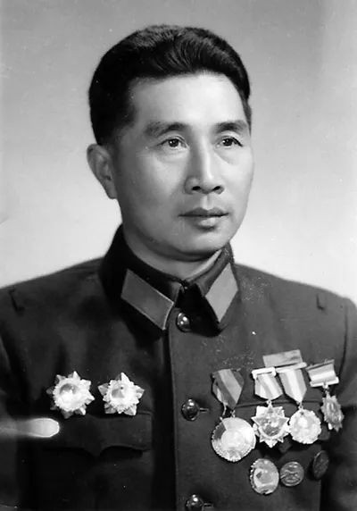 哈军工炮兵工程系副主任的祝榆生主动向每一位有特长的教授请教定期到