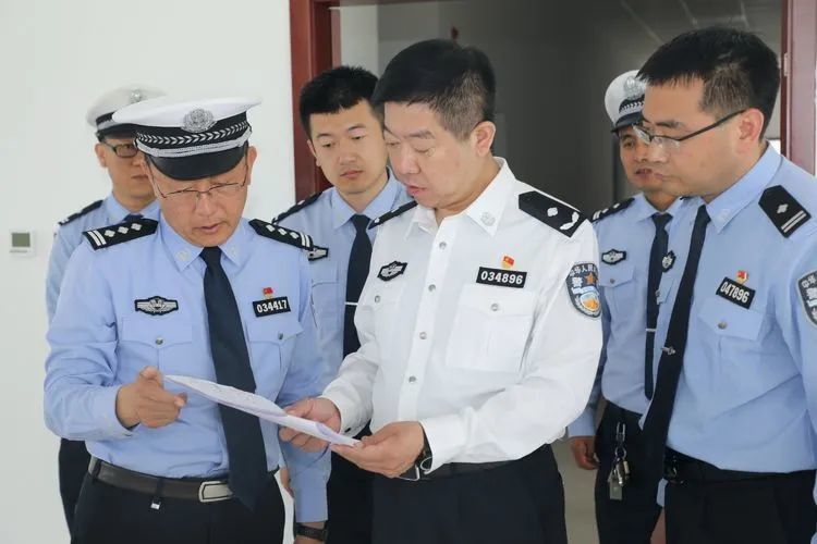 冯炜调研指导交通安全教育宣传基地工作