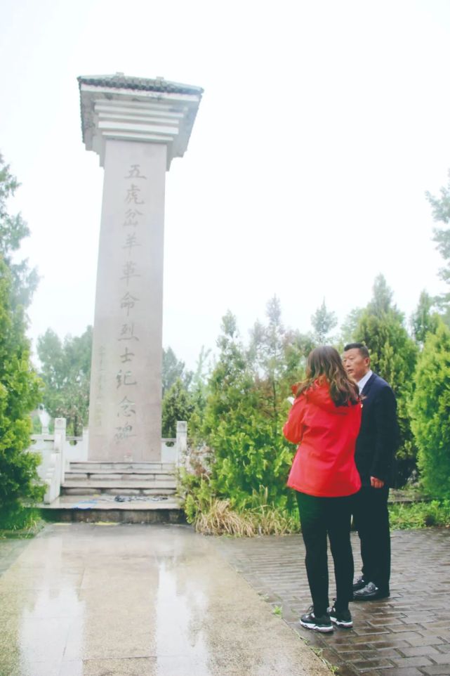 五虎岔羊革命烈士纪念碑  朱修玉 摄"这纪念碑背后,是千余名革命先烈