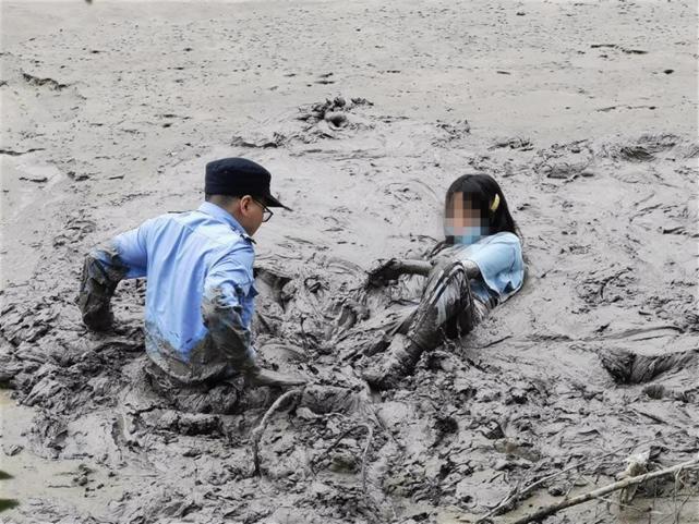 兩個花季少女深陷淤泥危急時刻啃泥民警捨身救人