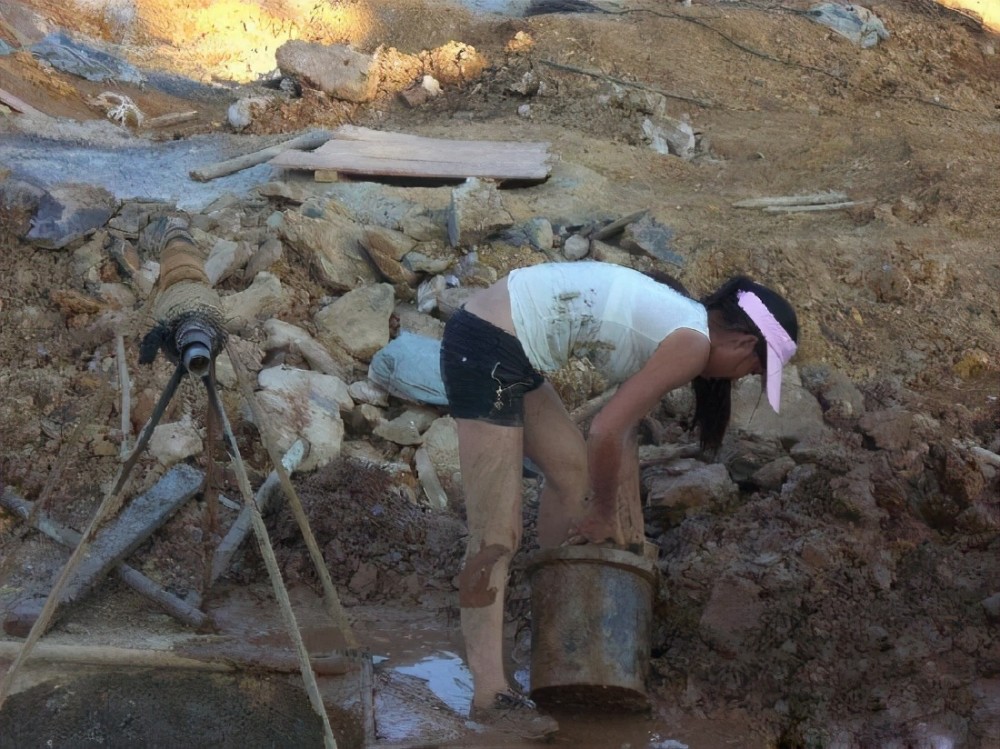 丈夫太帅不干活,妻子在工地上班养家,最终娇妻不辞而别