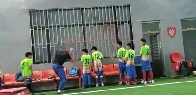 臀部被打得皮开肉绽,大连虐待小球员教练被拘留_腾讯新闻