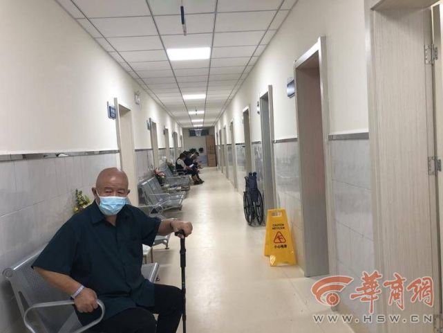 西安唐都医院特需门诊开诊首日 记者探访诊区网友看法不一