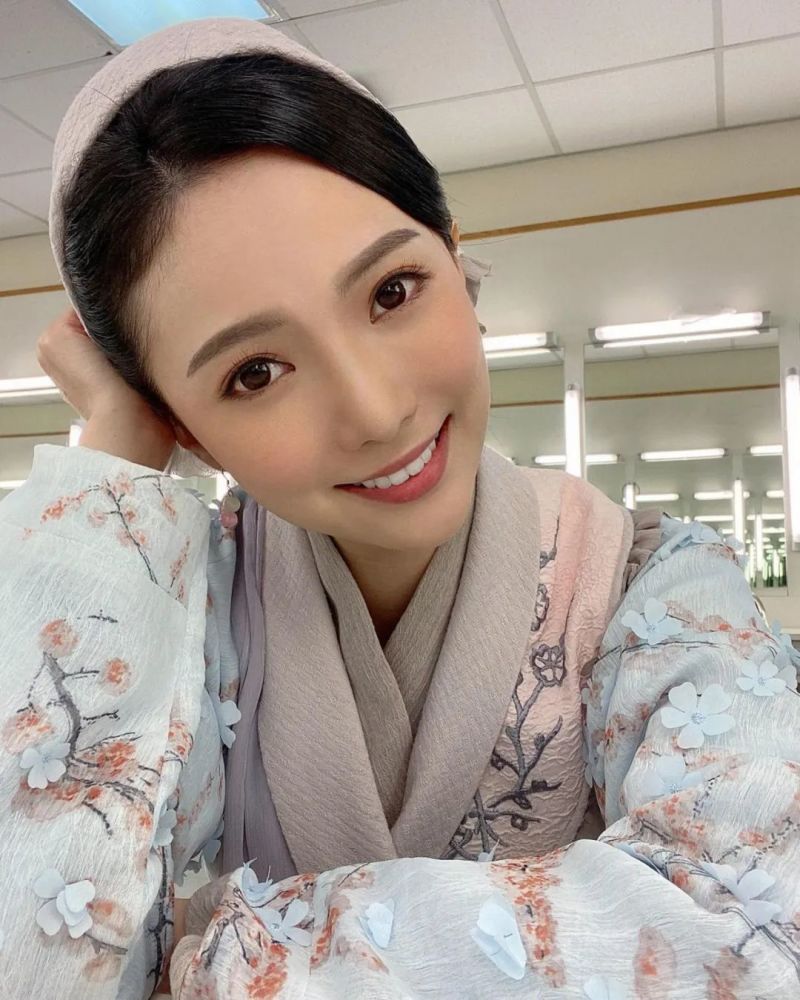 郭千瑜并不是新人,她在2012年毕业于第26期无线电视艺员训练班,所以也