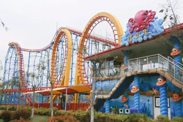 急速俯冲到谷底 这种感觉绝无仅有 汇聚十余项顶尖游乐设备的欢乐海岸