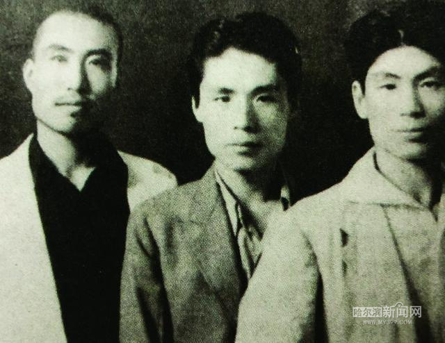 舒群,罗烽,萧军合影1933年7月,中共地下党员金剑啸组织"星星剧团",剧