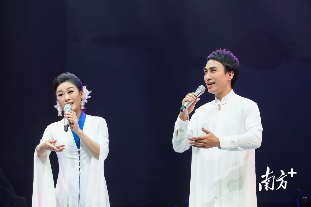 曾小敏和文汝清舞台上歌唱的曾小敏西安资深戏迷陈先生告诉记者,自己