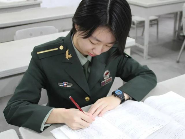 由於我國女兵入伍的條件非常嚴格,挑選出來的女兵都是非常優秀的人才