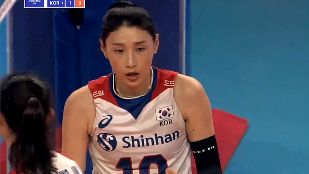 暂停回来,栗垚发球直接得分,李素英飞一传.刘晏含四号位反击得分.