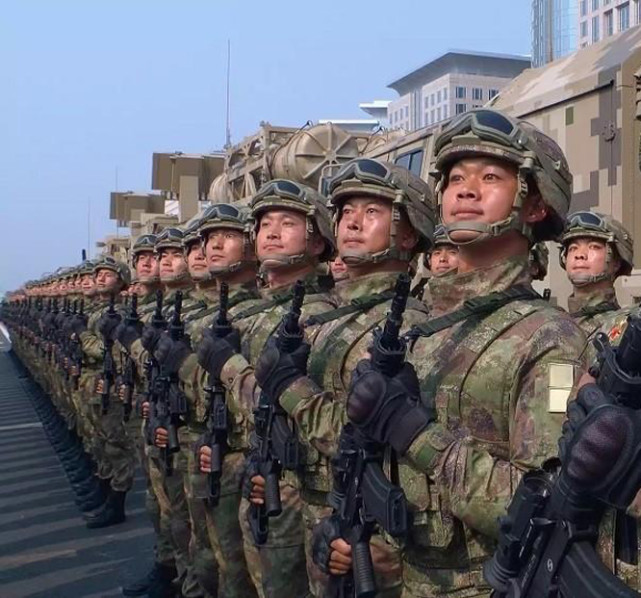 点赞解放军的新式迷彩终于使用汉字胸标了这是文化自信