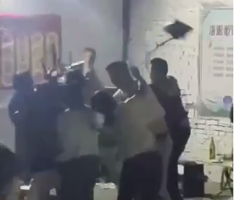 洛阳一烧烤店有人互殴民警奉劝打架成本高三思而后行