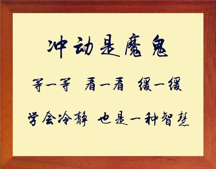 令人气愤:男子在争执中竟将女友推向行驶中的公交车