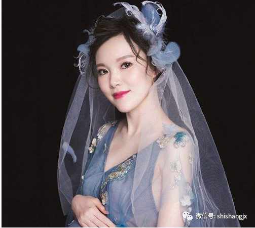 孕妇,没有因为怀孕而变胖,柔顺的长直发直接往后梳理,以编发的方式盘