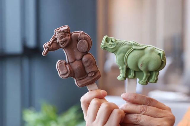 文物上的花纹褶皱,人俑的神韵都巧妙地浓缩在一根半个手掌大小的雪糕