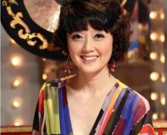 48岁倪琳近况曝光因参加富豪寿宴被罚如今每月只领四千元工资