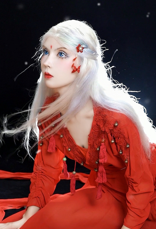 被称为"真人芭比",就是因为她长的就跟芭比娃娃似的,长睫毛大眼睛,翘