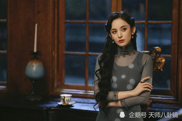 幕后花絮超甜!娜扎《十二谭》额吻刘以豪留"口红印"