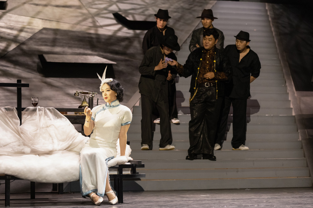 金星一人分饰两角,首次自导自演舞台剧《日出》